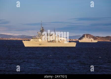 Die kanadische Fregatte HMCS Halifax in Gesellschaft mit der dänischen HDMS Esbern Snare (L17) ist ein Unterstützungsschiff der Absalon-Klasse Stockfoto