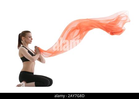 Junge Mädchen Yoga mit rotem Tuch posing Stockfoto