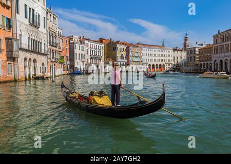 VENEDIG, ITALIEN - 21. AUGUST 2016: Touristen fahren am 21. August 2016 in Venedig Italien in der Gondel im Canal Grande Stockfoto