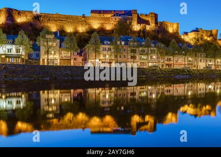 BOUILLON, BELGIEN - 19. APRIL 2017: Dorf und Schloss am 19. April 2017 in Bouillon Belgien Stockfoto