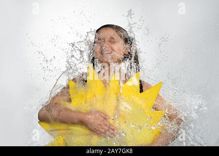 Teenager in Wasser fällt von oben Stockfoto