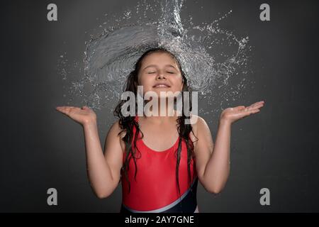 Junge Mädchen fangen Wasser von oben Stockfoto