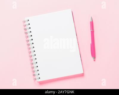 Ansicht von oben Leerer Hinweis mit Stift auf rosa Hintergrund Stockfoto