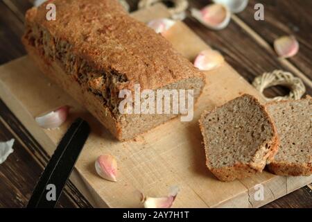 Zartes und knackiges Brot. Glutenfreies Brot. Knackiges und leckeres Brot. Gesundes Brot. Brot mit Knoblauch und Käse. Leckeres hausgebackenes Brot. Stockfoto