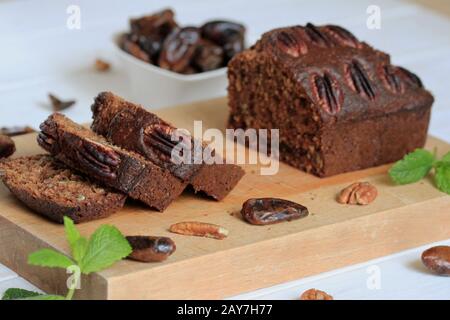 Hausgemachtes Datumbrot. Leckeres Süßbrot, Datentkuchen, Datentkuchen. Hausgemachtes Gebäck. Ein köstliches, delikates und süßes Datumbrot. Pecan Pie. Stockfoto