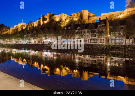 BOUILLON, BELGIEN - 19. APRIL 2017: Dorf und Schloss am 19. April 2017 in Bouillon Belgien Stockfoto