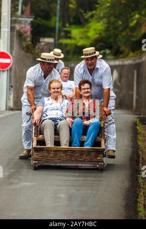 FUNCHAL, MADEIRA - 19. SEPTEMBER: Traditionelle Schlittenfahrt am 19. September 2016 auf Madeira, Portugal Stockfoto