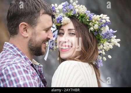 Porträt eines liebenden Ehepaares von Hüftpferden Stockfoto