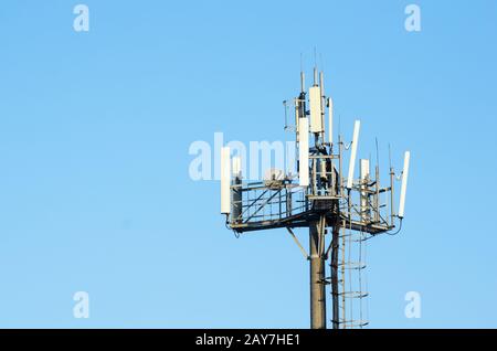 Mobilfunknetze gegen den blauen klaren Himmel Stockfoto