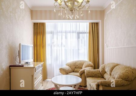 Klassisches Schlafzimmer mit großem Doppelbett, Nachttischen, Stühlen Stockfoto