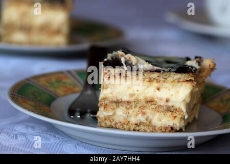 Eclair Kuchen. Ein köstlicher hausgebackener Kuchen mit Sahne. Ein schneller Schokoladenkuchen. Cremiger Kuchen. Gesunde Süßigkeiten. Hausgemachtes Dessert. Stockfoto