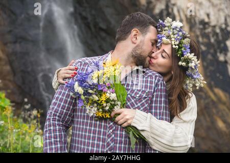 Junge Paare hüten sich in der Natur Stockfoto