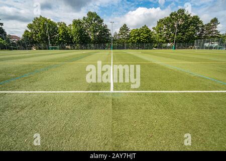 Panoramablick auf das Fußballstadion. Natürliches grünes Gras. Weitwinkelobjektiv. Stockfoto