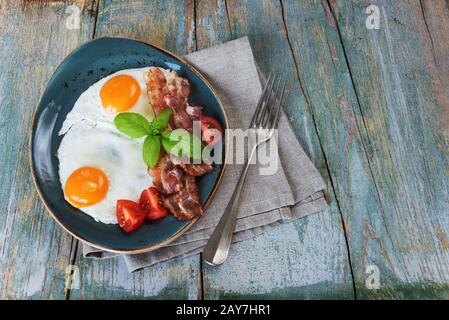 Zwei Spiegeleier und Gemüse Stockfoto