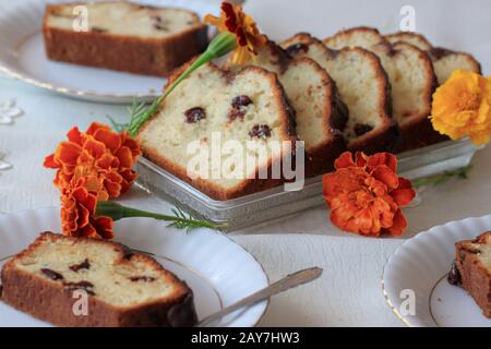 Köstlicher und hausgemachter Preiselbeerkuchen. Joghurt Kuchen mit Trockenobst. Tee und Kaffeekuchen. Leichter und flauschiger Kuchen. Stockfoto