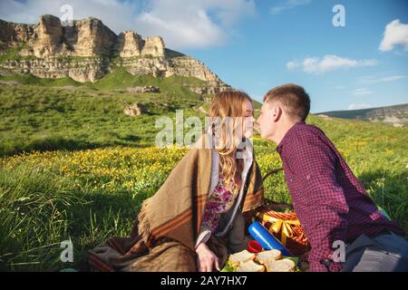 Junges Ehepaar bei Picknick im Freien Stockfoto