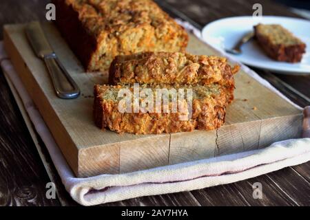 Karottenkuchen. Leckere Gemüsekuchen, gesunde Pastete. Gesundes Dessert. Karottenkuchen. Köstlicher und hausgemachter Zimtkuchen. Stockfoto