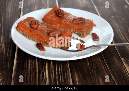 Hausgemachter Kuchen. Süße Mandelkuchen. Gemüsekuchen. Zarte, cremige Süßigkeiten. Gesunde Süßkartoffelkuchen. Stockfoto