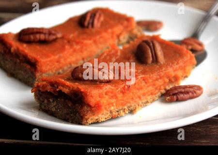 Hausgemachter Kuchen. Süße Mandelkuchen. Gemüsekuchen. Zarte, cremige Süßigkeiten. Gesunde Süßkartoffelkuchen. Stockfoto