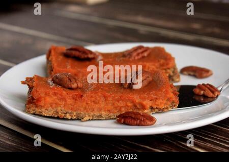 Hausgemachter Kuchen. Süße Mandelkuchen. Gemüsekuchen. Zarte, cremige Süßigkeiten. Gesunde Süßkartoffelkuchen. Stockfoto