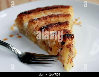 Zimt dänische Rolle. Blätterteig mit Zimt. Köstlicher hausgemachter Kuchen, Hausgemachte Süßigkeiten. Apfelkuchen und Zimt. Stockfoto