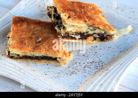 Schokoladenvegane Kuchen. Blätterteig mit Schokolade. Hausgemachtes Gebäck. Leckerer und schneller Schokoladenkuchen. Stockfoto