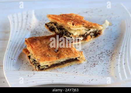 Schokoladenvegane Kuchen. Blätterteig mit Schokolade. Hausgemachtes Gebäck. Leckerer und schneller Schokoladenkuchen. Stockfoto