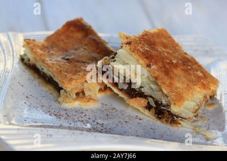 Schokoladenvegane Kuchen. Blätterteig mit Schokolade. Hausgemachtes Gebäck. Leckerer und schneller Schokoladenkuchen. Stockfoto