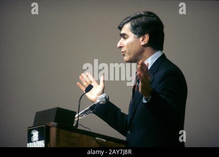 Der demokratische Präsidentschaftskandidat Michael Dukakis spricht bei einer Wahlkampfveranstaltung. ©Bob Daemmrich Stockfoto