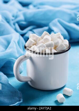 Marshmallows auf blauem Hintergrund mit Copyspace Stockfoto