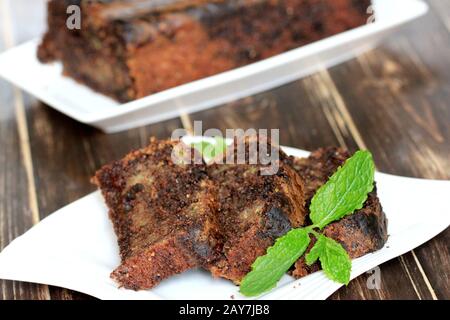 Hausgemachtes Gebäck. Hausgemachter Kuchen. Schokoladenzucchini Kuchen. Gemüsekuchen. Veganer Kuchen. Gesundes Dessert. Schokoladenkuchen. Gesunder Kuchen. Stockfoto