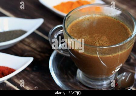 Hausgemachte heiße Schokolade, goldene Milch, Warmes Getränk mit Gewürzen. Schokolade mit Kurkuma, Chili und Pfeffer Stockfoto