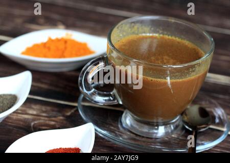 Hausgemachte heiße Schokolade, goldene Milch, Warmes Getränk mit Gewürzen. Schokolade mit Kurkuma, Chili und Pfeffer Stockfoto