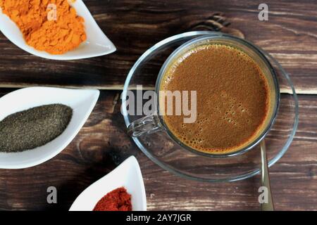 Hausgemachte heiße Schokolade, goldene Milch, Warmes Getränk mit Gewürzen. Schokolade mit Kurkuma, Chili und Pfeffer Stockfoto