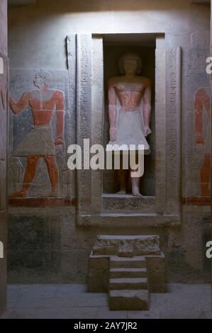 Altes Königreich Ägypten. Dynastie. Mastaba von Mereruka, Vizier von pharao Teti. Mererukas Statue vor falscher Tür. Die Nekropole von Saqqara. Unterägypten. Stockfoto