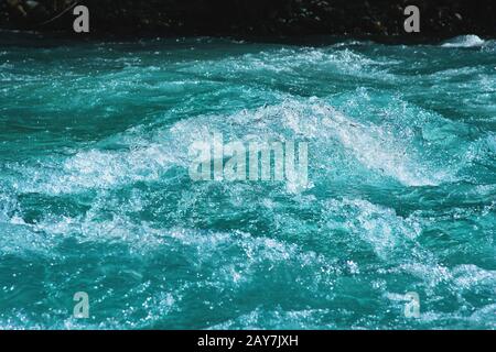 Kristallklares Gletscherwasser des türkisfarbenen Flusses Stockfoto