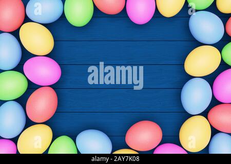 Mehrfarbige Eier auf blauem Holztisch, fröhliches Osterkonzept, Copy-Space.3D-Rendering. Stockfoto