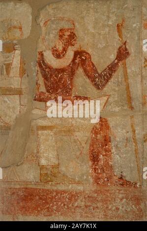 Altes Königreich Ägypten. Dynastie. Mastaba von Iynefert (courtesan). Polychrome Malerei, die einen sitzenden Mann darstellt. Die Nekropole von Saqqara. Unterägypten. Stockfoto