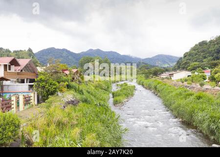 Blick von der Brücke über den kleinen Bach nach Bajo boquete in der Provinz Chiriqui Panama Stockfoto