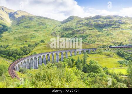 Der berühmte Glenfinnan-Viadukt führt die Eisenbahn zum Bahnhof Glenfinnan, den die Dampfeisenbahn nach Schottland führt Stockfoto