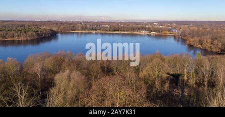 Blick auf die Sechs-See-Platte in Duisburg im Winter ein einemsig-Tag Stockfoto