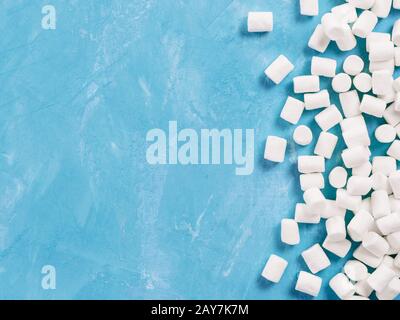 Marshmallows auf blauem Hintergrund mit Copyspace Stockfoto