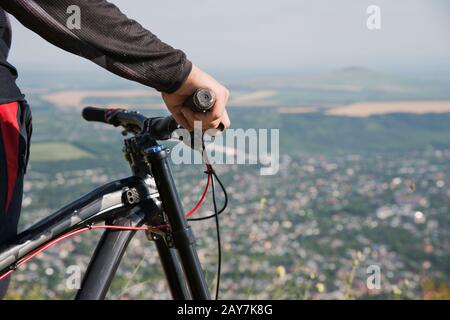 Nahaufnahme der Hand eines Fahrers an einem Mountainbike-Lenker Stockfoto