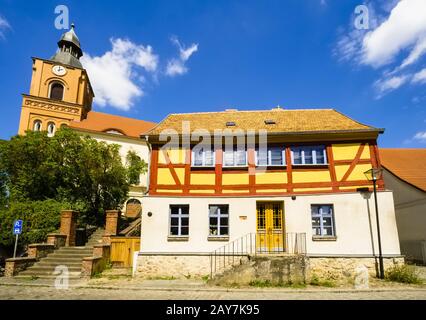 Fachwerkhaus vor Pfarrkirche in Buckow, Brandenburg, Deutschland Stockfoto