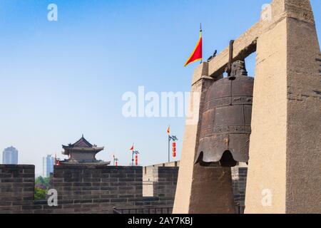 Schließen Sie die alte Glocke an den xian Stadtmauern Stockfoto