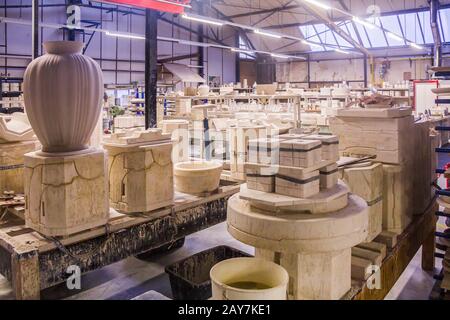 Holländische Porzellanfabrik: Die Verarbeitung der Vergussherstellung (Herstellung) eine traditionelle blaue Porzellankunstkeramik, Werkstatt, Werkzeuge, Formform, unfertig Stockfoto