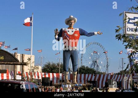 Dallas, Texas: Wahrzeichen der State Fair von Texas, Big Tex, eine 52 Meter hohe Figur, die berühmt ist in XXXXXL Jeans und Stiefel der Größe 70. ©Bob Daemmrich Stockfoto