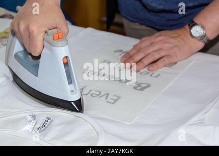 Person ein Text als Foliendruck auf einem T-Shirt Stockfoto