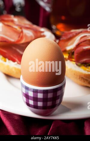 Gekochte Eier und Schinken Stockfoto