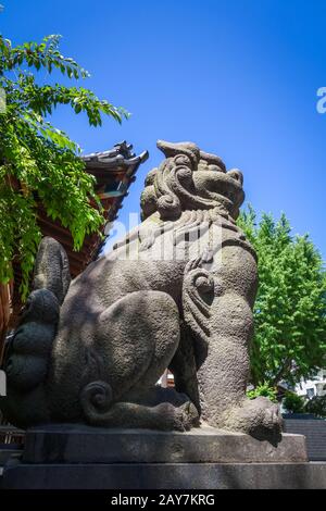 Lion Statue in Ushijima Schrein Tempel, Tokio, Japan Stockfoto